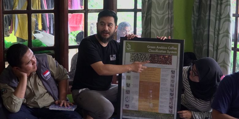 Tim Pengabdian Masyarakat Universitas Indonesia (UI) yang terdiri dari dosen, mahasiswa dan para praktisi bidang kopi memberikan pelatihan kepada kelompok petani muda kopi Buntis di Desa Cimenyan, Bandung untuk menghasilkan produk kopi yang berkualitas.