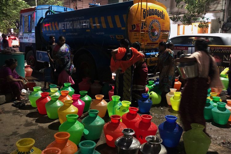 Sejumlah perempuan di India mengantre untuk mendapatkan jatah air yang dimasukkan ke dalam kontainer plastik berwarna terang atau kudams.