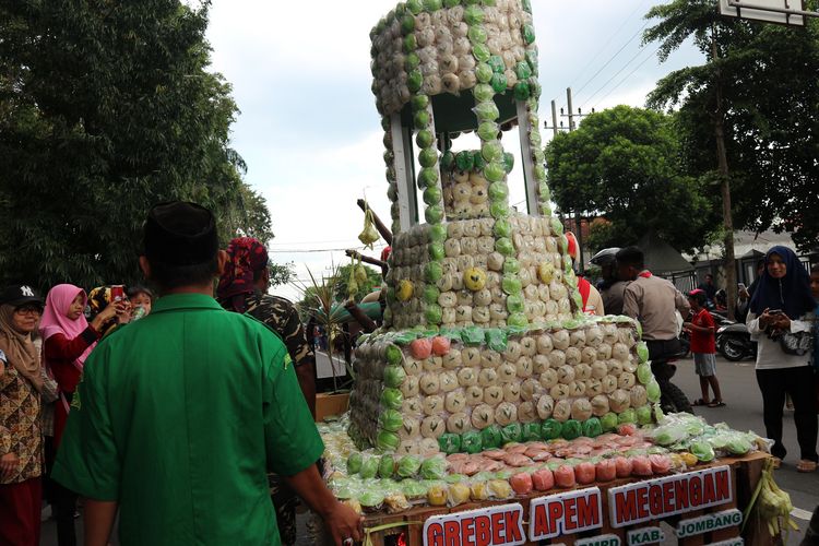 Tumpeng berisi ribuan butir kue apem diarak dari bundaran Ringin Contong menuju alun-alun Jombang Jawa Timur, Jumat (3/5/2019) petang. Menyambut Ramadhan, Pemkab Jombang setiap tahun menggelar kegiatan gerebek apem, sebagai penanda dan pengingat datangnya bulan ramadhan.                  