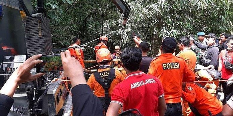 Petugas saat melakukan evakuasi terhadap korban percobaan bunuh diri di Tukad Ngongkong Desa Adat Petang, Badung, Bali, Minggu (4/8/2019). 

