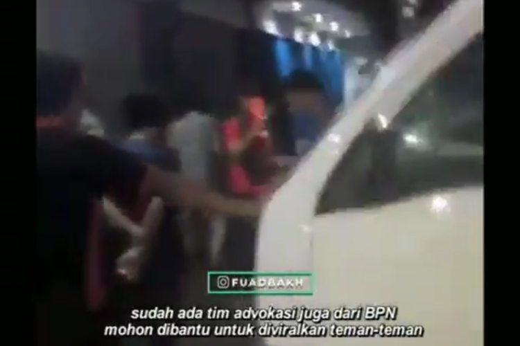 Tangkapan layar video viral yang menggambarkan mobil boks berstiker KPU yang dituding berisi akab ubah C1 di Condet, Jakarta Timur