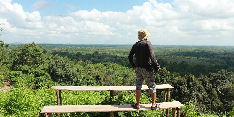 Wisatawan tengah berfoto di obyek wisata Bukit Gebang yang terletak di Desa Nangka, Kecamatan Air Gegas, Kabupaten Bangka Selatan, Kamis (3/8/2017). Obyek wisata Bukit Gebang masih tergolong baru dikembangkan di Pulau Bangka dan menawarkan spot-spot foto nan Instagramable