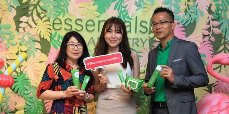 Peluncuran produk Essential by Artistry, dari kiri ke kanan:  Febri, Beauty & Body Brand Manager of Artistry Amway, Jenny Lee, R&D Research Scientist II, Amway Asia Beauty Innovation Center, Head of Marketing Amway Indonesia, Dharmaparayana Sthirabudhi.