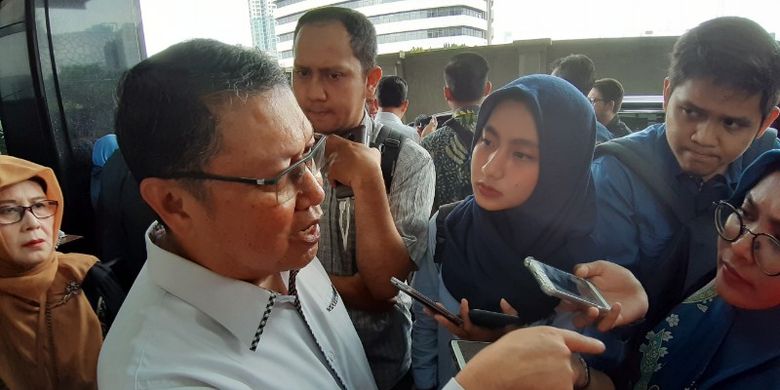 Direktur Jenderal (Dirjen) Penanganan Fakir Miskin (DFM) Kementerian Sosial Andi ZA Dulung memberikan keterangan kepada wartawan sesudah mengikuti Rapat Koordinasi (Rakor) Penanganan Fakir Miskin bersama Bulog, di Royal Kuningan Hotel, Jakarta, Kamis (4/7/2019).
