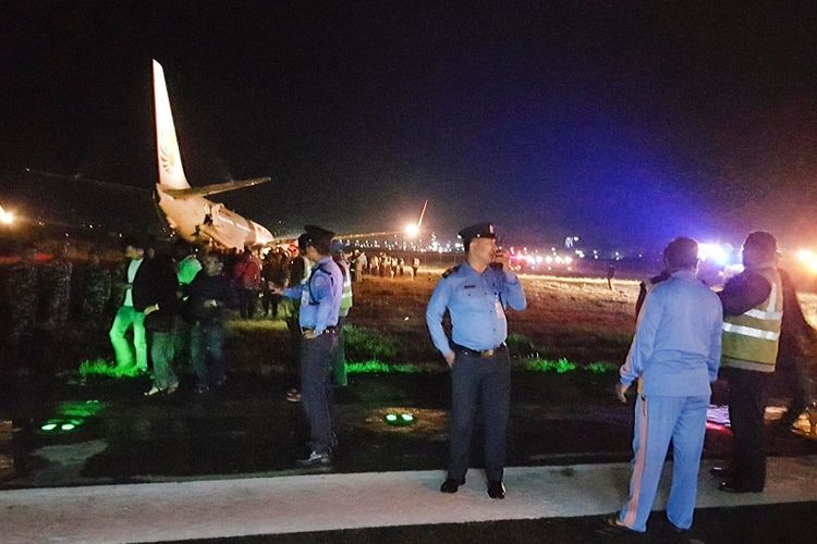 Sebiah Boeing 737 milik Malindo Air tergelincir di Bandara Internasional Tribuvhan, Kathmandu, Nepal, Kamis (19/4/2018) malam.