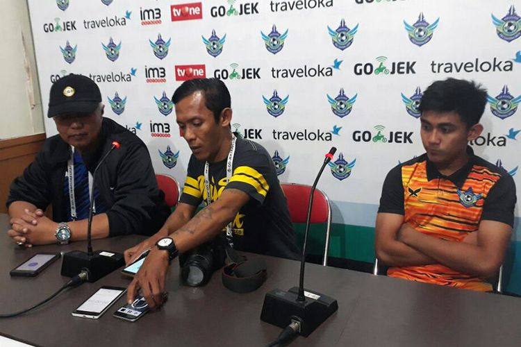 Pelatih Persegres Gresik United Hanafi (kiri) dan Arsyad Yusgiantoro (kanan), selepas pertandingan lawan Sriwijaya FC, Senin (24/7/2017).