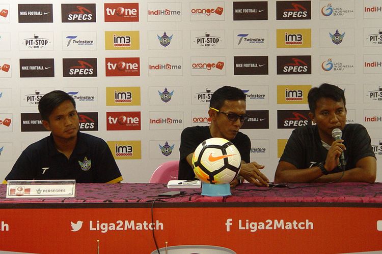 Pelatih Persegres Gresik United Pudji Handoko (kanan) dan Teguh Maulana (kiri), dalam sesi jumpa pers, 5 Mei 2018.