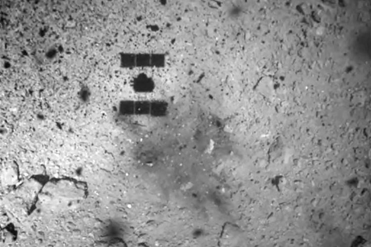 Lokasi pendaratan pesawat ruang angkasa Hayabusa2 di asteroid Ryugu. Bayangan Hayabusa2 terlihat jelas.