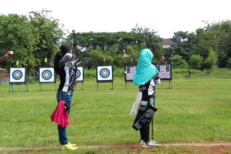 Olahraga panahan di Jakarta Archery Club.  