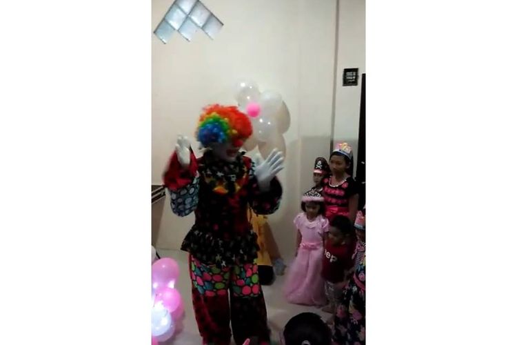Suharno menjadi badut ultah untuk menghibur anak-anak di pesta ulang tahun.