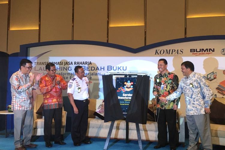 Peluncuran buku Service Transformatio: Perjalanan Jasa Raharja Mencapai Service Excellent oleh Dirut Jasa Raharja Budi Setyarso; Dirjen Perhubungan Darat Budi Setyadi; Anggota Ombudsman RI Alvin Lie; Direktur Komunitas Harian Kompas Rusdi Amral.