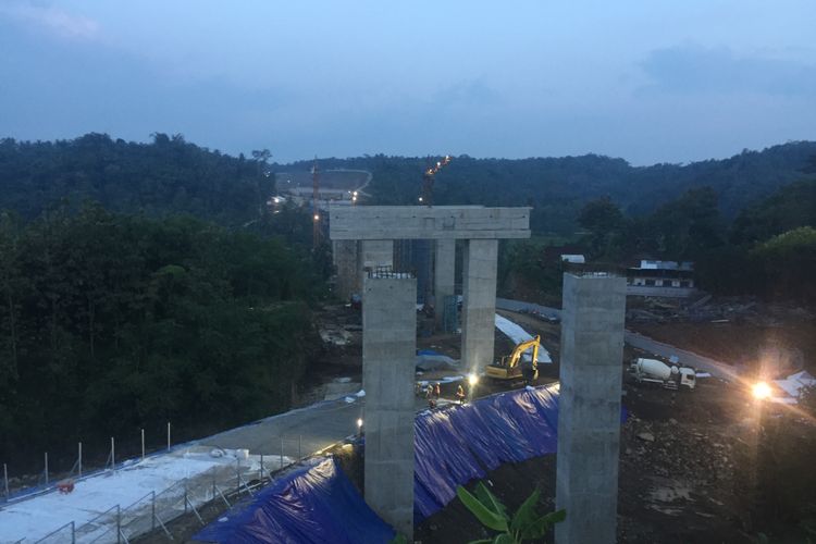Pekerjaan konstruksi Jembatan Kenteng di Tol Salatiga-Kartasura, Sabtu (26/5/2018).