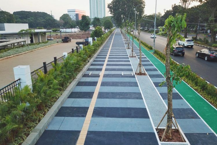 Jalur pedestrian di kawasan kompleks olahraga Gelora Bung Karno (GBK) setelah ditata menjelang Asian Games 2018.
