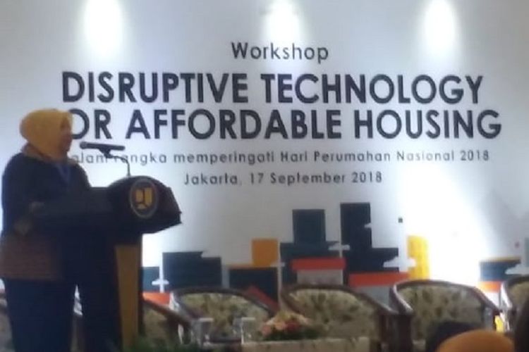 Sekjen Kementerian PUPR Anita Firmanti saat memberikan sambutan dalam diskusi tentang perumahan, Senin (17/9/2018) di Jakarta.