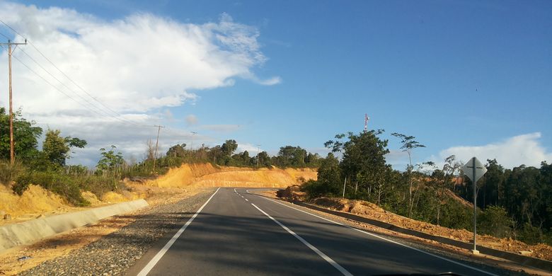 Kondisi ruas jalan menuju perbatasan Indonesia-Malaysai di Aruk, Sajingan Besar, Kabupaten Sambas, Kalimantan Barat.