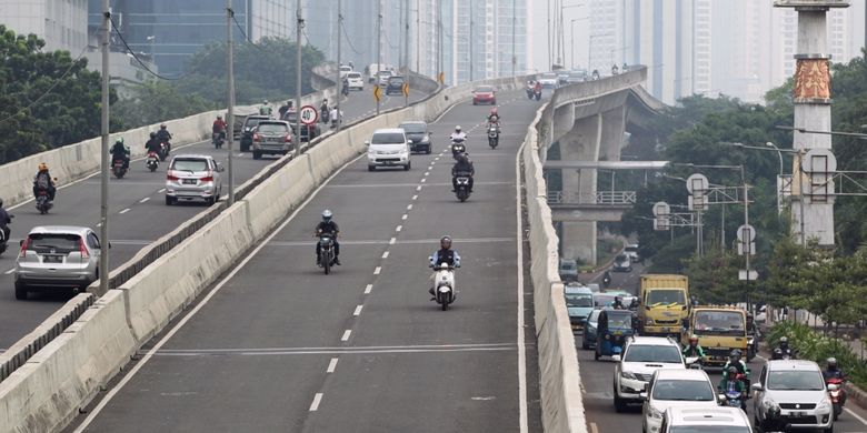 Sejumlah sepeda motor nekat menerobos ke jalan layang non tol (JLNT) Kampung Melayu-Tanah Abang, Jakarta, Senin (24/7/2017). Dinas Perhubungan DKI Jakarta bekerja sama dengan Korps Lalu Lintas (Korlantas) Polri telah melakukan razia untuk menertibkan pengendara sepeda motor yang melintas di JLNT tersebut.