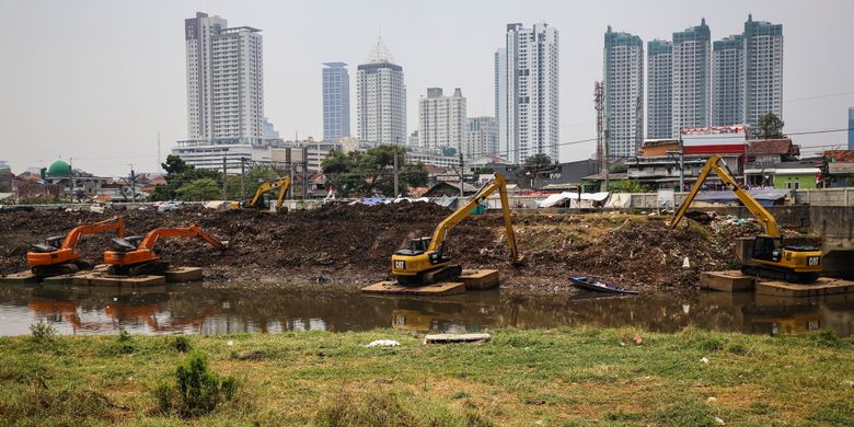 Pekerja mengeruk lumpur menggunakan ekskavator di Kanal Banjir Barat (KBB) sungai Ciliwung di Tanah Abang, Jakarta Pusat, Senin (11/9/2017). Pengerukan lumpur dilakukan untuk memperlancar aliran air sungai serta mengantisipasi datangnya musim hujan yang mengakibatkan banjir yang kerap terjadi di Jakarta.