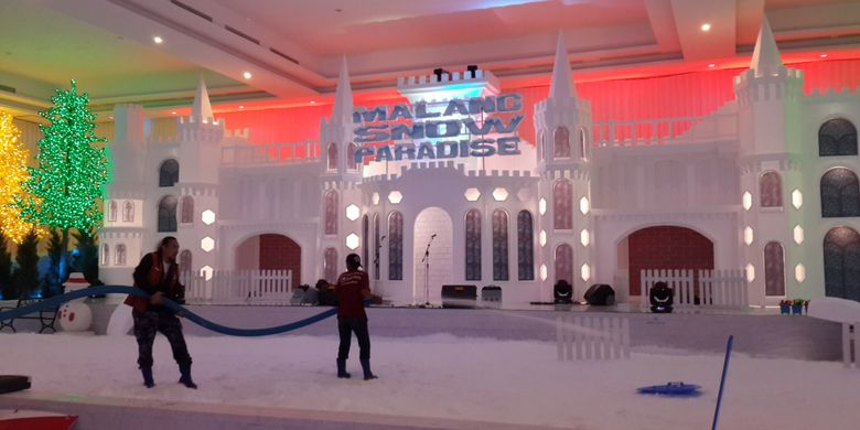 Sejumlah petugas saat mengemprotkan es di Malang Snow Paradise, Hawai Water Park, Kota Malang, Kamis (7/12/2017).