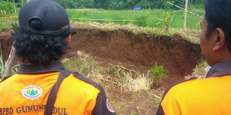 Petugas BPBD Gunungkidul melakukan Pemantauan di Lokasi Tanah Ambles di Kecamatan Ponjong