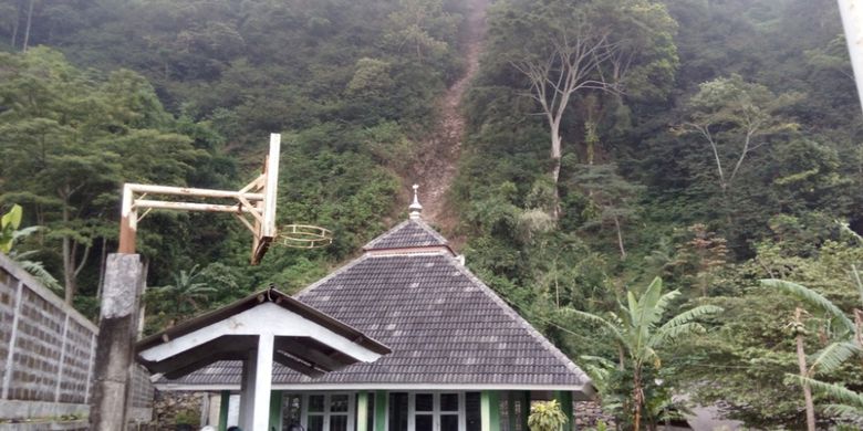 Bekas longsoran terlihat jelas di bukit Gunung Kelir di belakang Sekolah Menengah Pertama Negeri (SMPN) 3 Banyubiru, yang terletak di Desa Wirogomo, Banyubiru, Kabupaten Semarang.