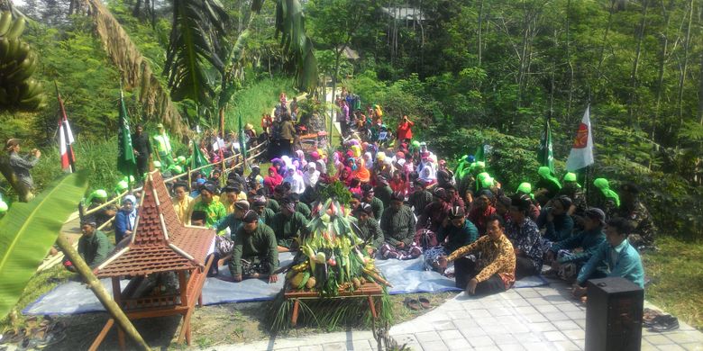 Destinasi wisata di ketinggian Bukit Menoreh merupakan andalan Kecamatan Samigaluh, Kulon Progo, khususnya di Dusun Tritis. Tiap tahun berlangsung tradisi nyadran dan merti dusun, sekaligus kirab melewati beberapa destinasi. Mereka berharap melalui tradisi yang masih bertahn ini akan mampu meningkatkan kunjungan wisatawan.