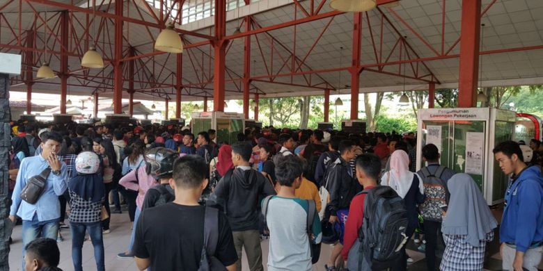 Ribuan para pencari kerja sejak pukul 08.00 WIB memadati kawasan gedung MPH untuk mencari lowongan pekerjaan di sejumlah perusahaan yang ada di kawasan PT Batamindo Invesment Cakrawala (BIP) selaku pengelola kawasan industri Batamindo. 