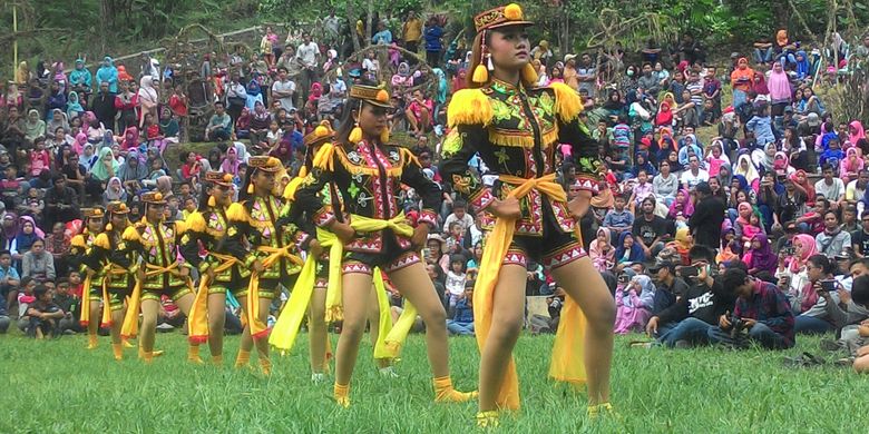 Kiskendo tidak hanya menyuguhkan wisata goa. Di situ juga ada teater terbuka di tengah taman, yang sering dimanfaatkan untuk menggelar berbagai jenis pertunjukkan kesenian dan budaya. Salah satunya adalah Festival Wisata Menoreh pada awal minggu ini. Tari Angguk, tari khas kebanggaan Kulon Progo, juga digelar di sini.