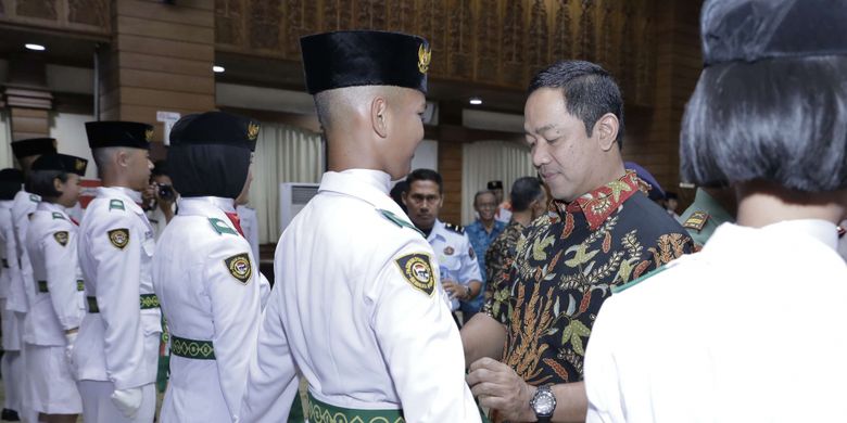 Wali Kota Semarang Hendrar Prihadi mengukuhkan 27 Paskibraka Kota Semarang, Selasa (14/8/2018)
