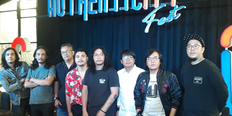 Anes Rembes, Ari Lasso, KPR, serta tim Authenticity lainnya saat ditemui di Ecology Bistro, Kemang, Jakarta Selatan, Kamis (18/10/2018).  