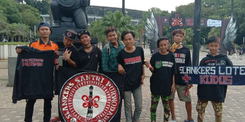 Para Slankers tiba di Jakarta untuk menonton konser ulang tahun ke-35 Slank yang diselenggarakan di Stadion Gelora Bung Karno (GBK), Senayan, Jakarta Pusat, pada Minggu (23/12/2018).