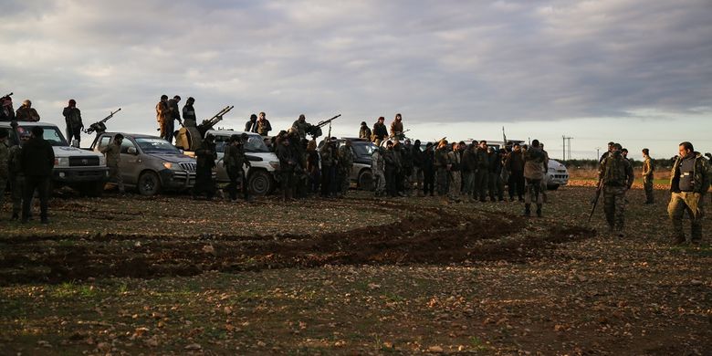 Milisi Suriah yang didukung Turki berkumpul bersama kendaraannya di dekat Manbij pada 28 Desember 2018.
