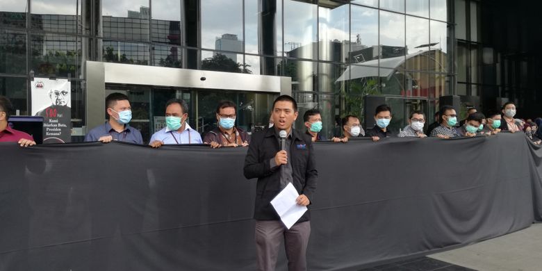 Wadah Pegawai Komisi Pemberantasan Korupsi (WP KPK) menggelar aksi solidaritas di depan lobi gedung Merah Putih KPK, Jakarta, Kamis (7/2/2019). Aksi ini dipimpin oleh Ketua WP KPK Yudi Purnomo