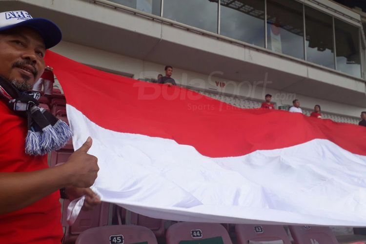 Bendera Merah-putih berkibar di tribune penonton saat lagu Indonesia Raya berkumandang menjelang laga Timnas U-19 vs Vietnam dalam penyisihan Grup B Piala AFF U-18 di Yangon, Senin (11/9/2017).