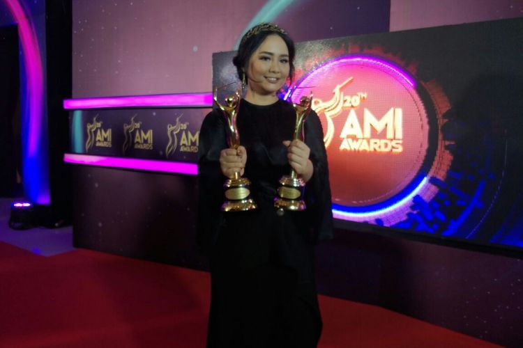 Gita Gutawa menyabet dua penghargaan Anugera Musik Indonesia (AMI) Awards 2017 di Teater Garuda TMII, Jakarta Timur, Kamis (16/11/2017) malam.