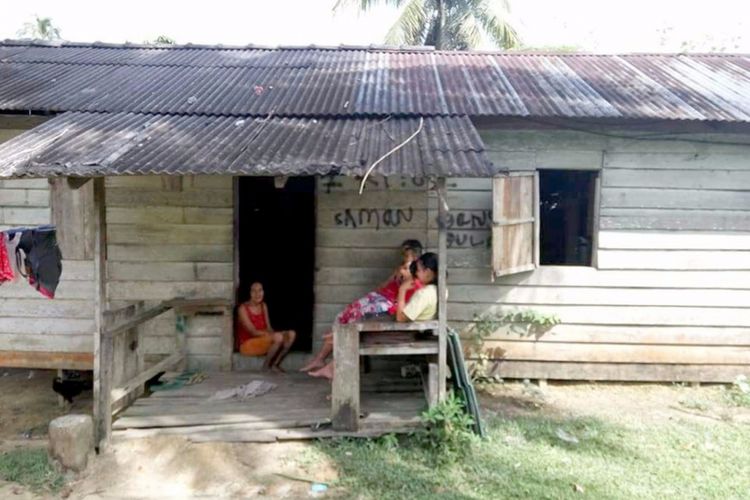 Salah satu rumah tidak layak huni yang ada di Kampung Air Raja Ranai Kabupaten Natuna Prov. Kepri.  Saat ini Kementerian Pekerjaan Umum dan Perumahan Rakyat (PUPR) mengalokasikan Rp 5 miliar lewat Dana Alokasi Khusus (DAK) pada 2018,