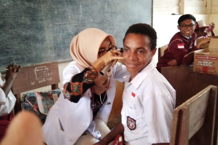 Dokter Amalia, seorang dokter muda, yang tengah bertugas di pedalaman Boven Digoel, Papua.