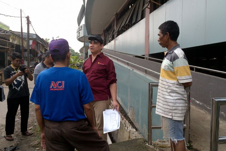 Tim Ombudsman melakukan pengecekan di Pasar Cisalak, Cimanggis, Jumat (14/12/2018).