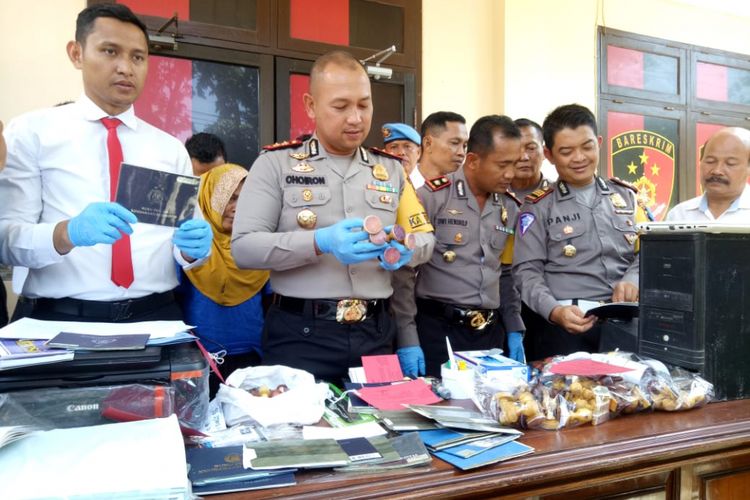 Kepolisian Resor Grobogan, Jawa Tengah menggelar jumpa pers terkait pemalsuan BPKB, Senin (31/12/2018).