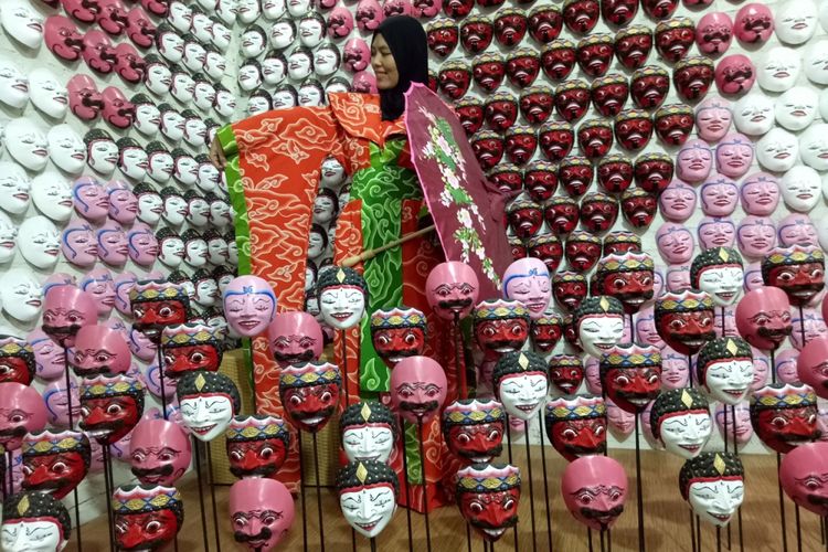 Seorang model sedang memeragakan kimono dan payung fantasi yang boleh dipinjam pengunjung Museum Trupark, Trusmi, Plered, Cirebon. 