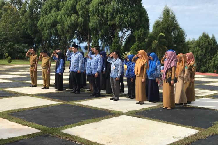 Puluhan pegawai dari berbagai unsur diberi sanksi karena telat mengikuti upacara hari kesadaran nasional, di halaman kantor bupati luwu timur, Kamis (17/01/2019) 