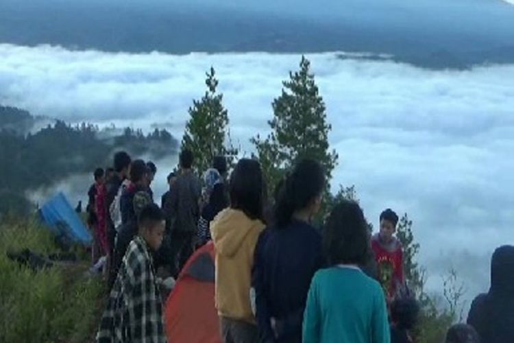 Setelah viral di medos sejak lebih dari sebulan terakhir, obyek wisata Buntu Liarra yang populer dengan sebutan Negeri di atas awan kini terus disesaki wisatawan terutama pada hari Sabtu dan Minggu.