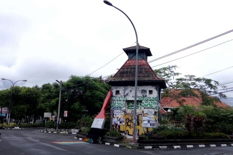 Gardu listrik zaman Belanda dan rindangnya pepohonan di Komplek Kotabaru, DI Yogyakarta.