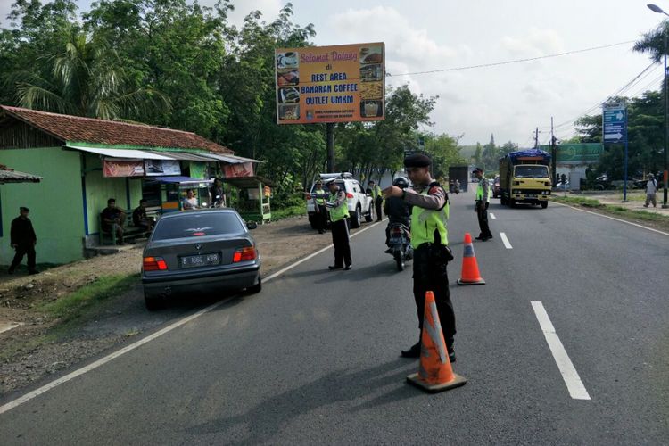 Kepolisian Resor Cilacap melakukan operasi penyekatan di rest area Mergo Jalan Raya Banjar-Majenang, Kecamatan Dayeuhluhur, Cilacap, Jumat (3/11/2017).