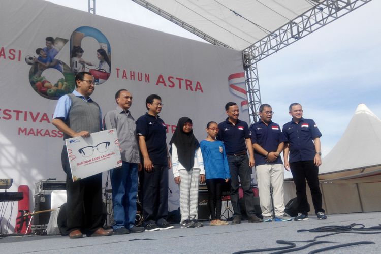 Penyerahan secara simbolis 6.000 kacamata untuk anak-anak di pulau terluar Indonesia oleh PT Astra International Tbk di Makassar, Sulawesi Selatan, Minggu (19/11/2017).