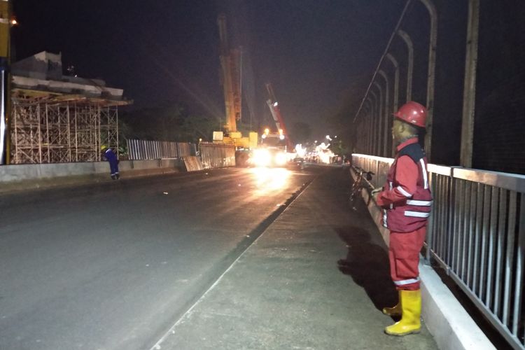 Proses pemasangan balok grider jembatan Jatiwaringin di KM 4 tol Jakarta Cikampek, Jumat (24/11/2017)