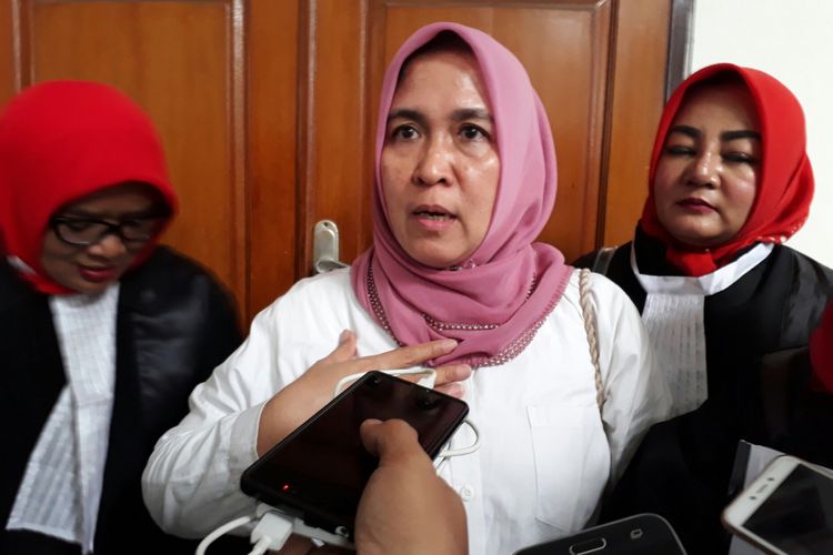 Terdakwa kasus ujaran kebencian terkait SARA, Asma Dewi usai sidang di PN Jakarta Selatan, Kamis (30/11/2017)