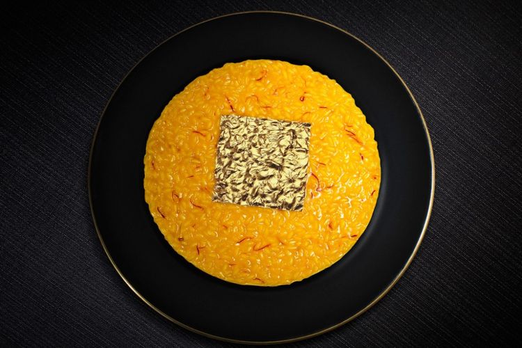 Risotto di Marchesi alla Scala dengan toping daum emas yang bisa disantap/