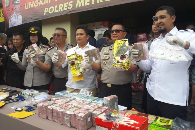 Wakapolres Metro Jakarta Utara, AKBP Edfrie Richard Maith, memamerkan sejumlah barang bukti penangkapan tujuh anggota jaringan pengedar narkoba di Mapolres Jakarta Utara, Senin (5/2/2018)