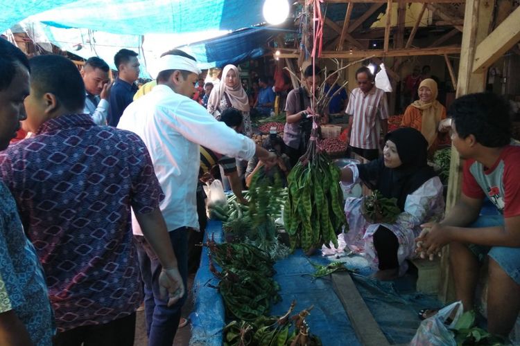 Dedi Mulyadi memborong beberapa ikat petai di Pasar Tradisional Renggasdengklok, Kabupaten Karawang, Senin (21/2/2018).