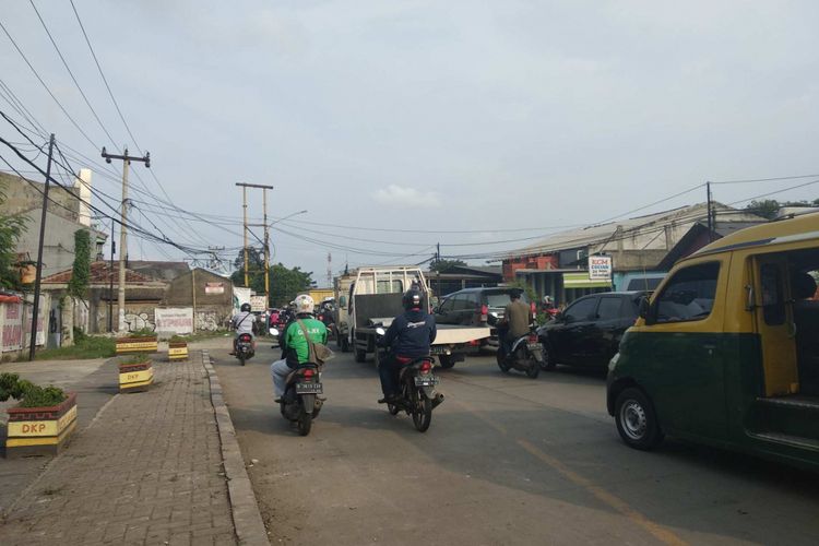 Jalan KH Hasyim Ashari di Cipondoh yang mandek pelebarannya membuat kemacetan tak terhindarkan, Rabu (28/2/2018).